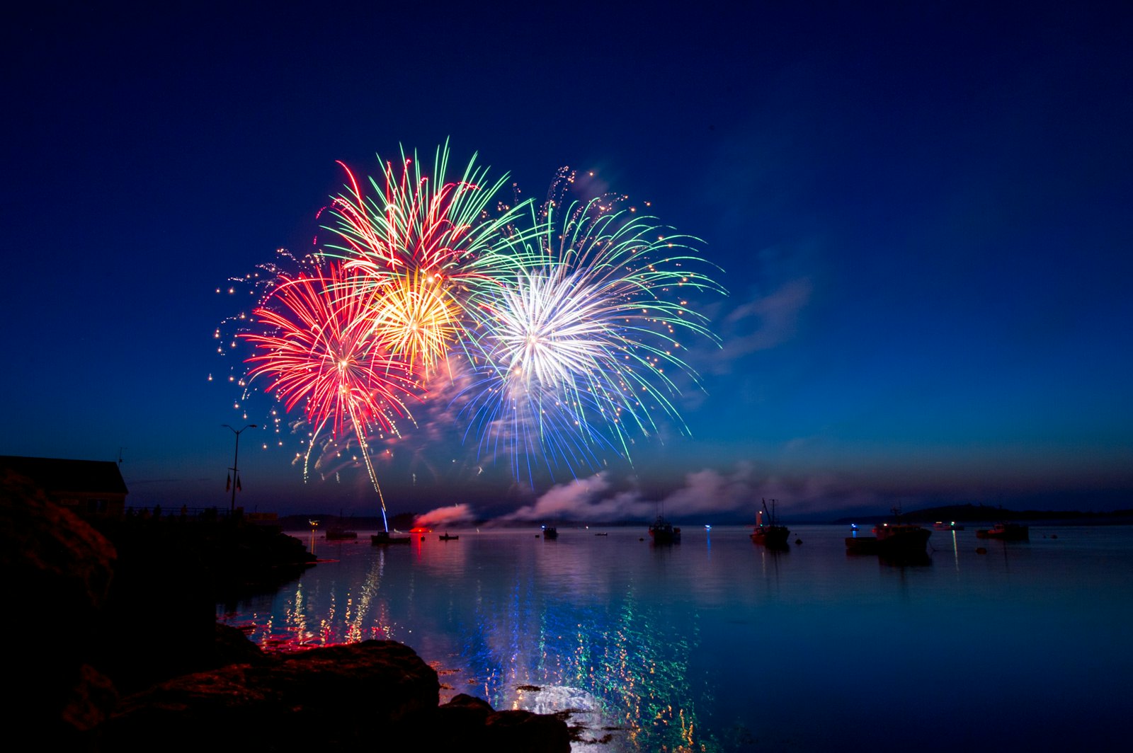 Feuerwerk über dem See zum Abschluss der Hochzeit