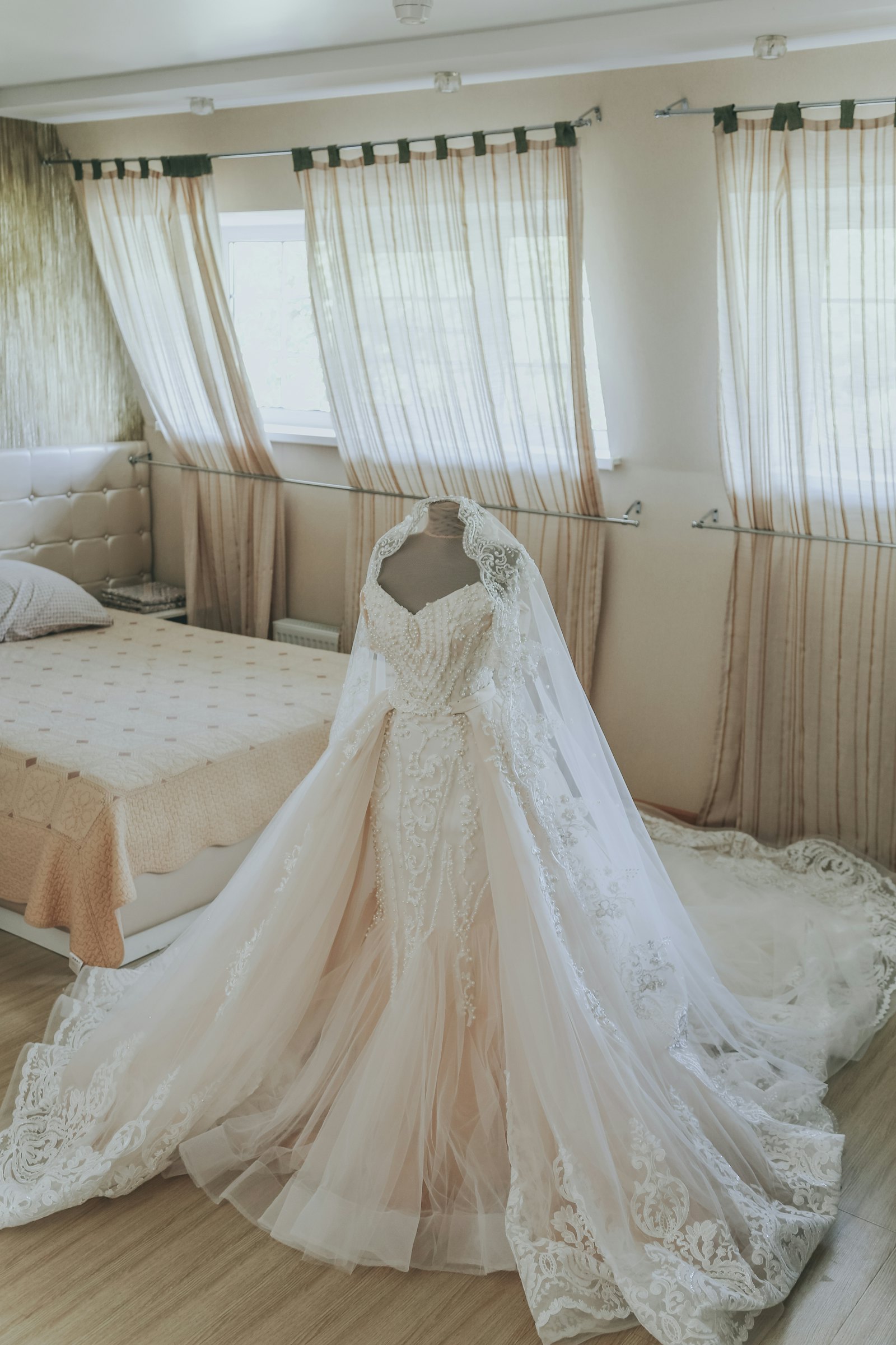 Brautkleid am Fenster