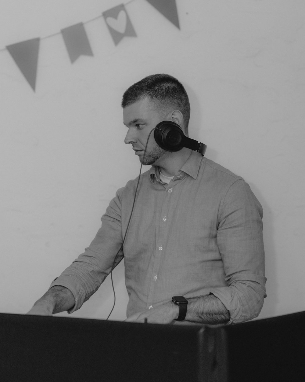 Dirk Freisenbruch am DJ-Pult auf einer Hochzeit